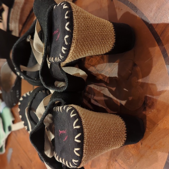 'Torrid' brand wedge sandals with leg ties.      Size 9 - Picture 4 of 8